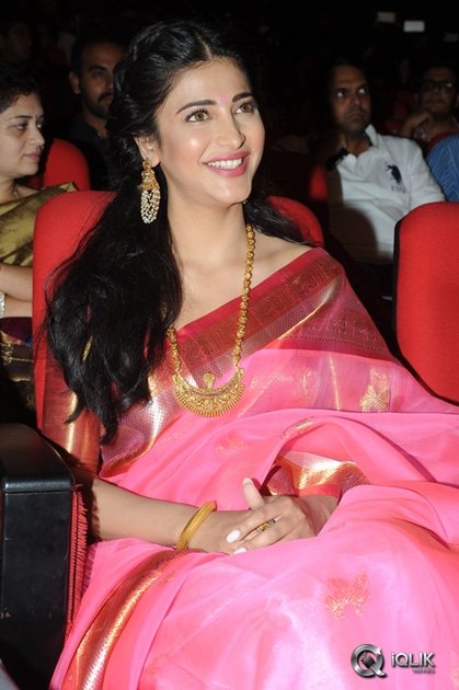 Shruti-Haasan-at-Uttama-Villain-Movie-Audio-Launch